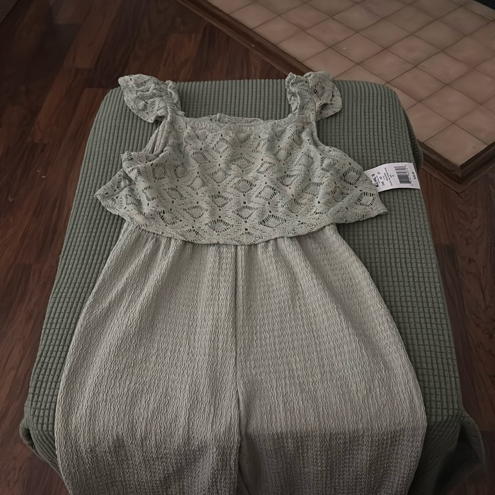 Girls wide leg sleeveless jumpsuit. Tags still on. Never been worn. Size M.